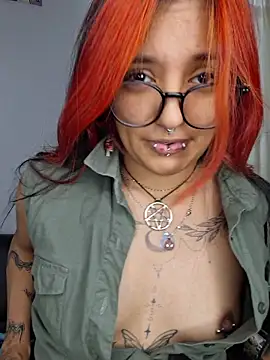 carolinerue stripchat live cam model