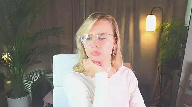 NoraMoreau stripchat live cam model