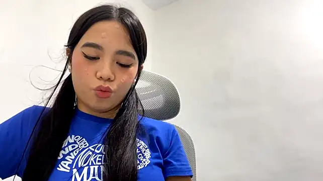 LoisKoski stripchat live cam model
