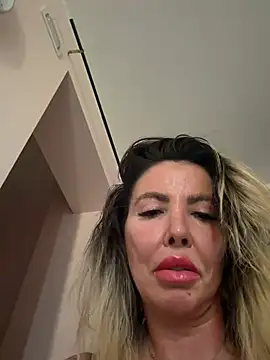 Chloebellami stripchat live cam model