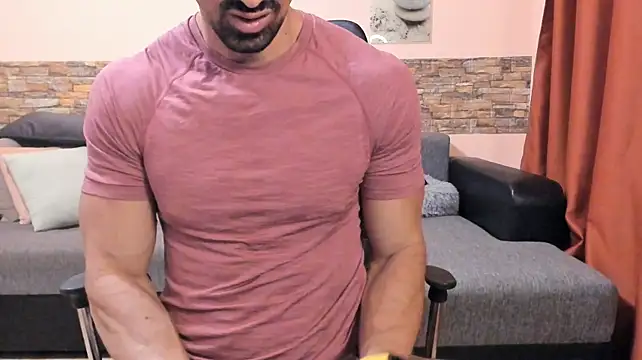 HotHunkTrainer stripchat live cam model