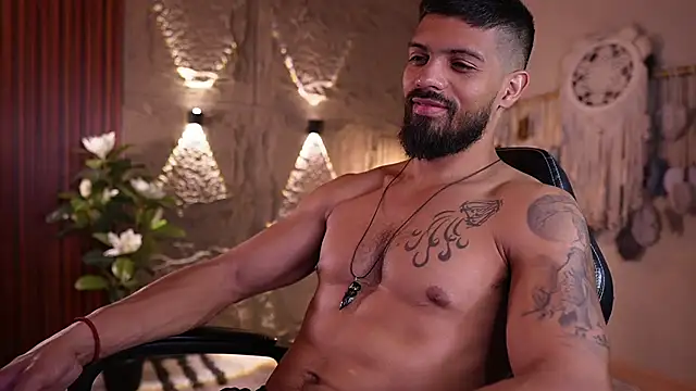 DannSaenz stripchat live cam model