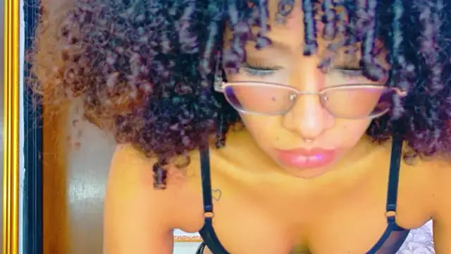CamilaJohnston stripchat live cam model