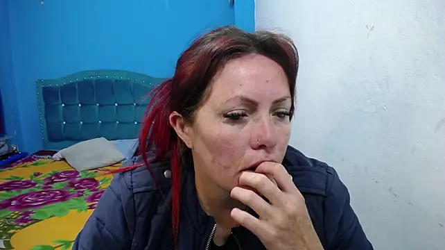 carolinhe26 stripchat live cam model