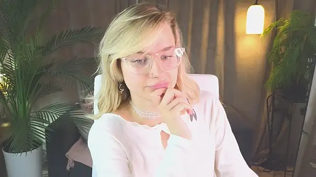 NoraMoreau stripchat live cam model