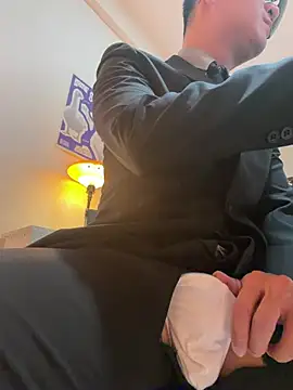 harrylouis1357 stripchat live cam model