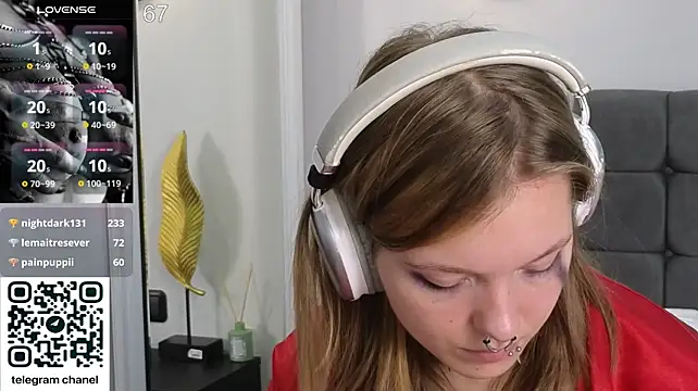 LauraLowe stripchat live cam model