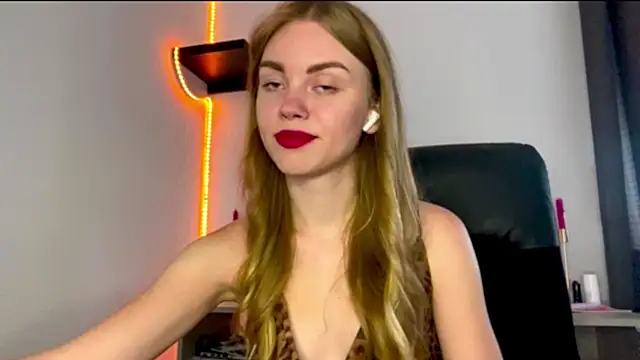 SunnyStrike stripchat live cam model