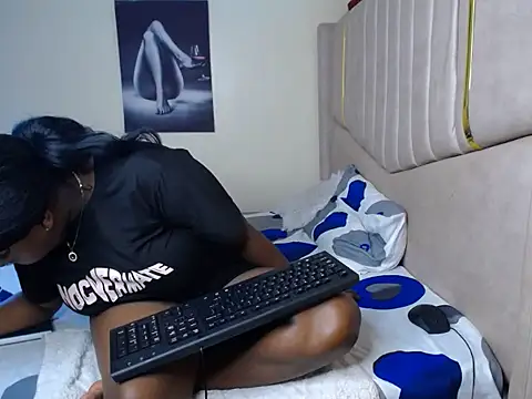 KittyKissess03 stripchat live cam model