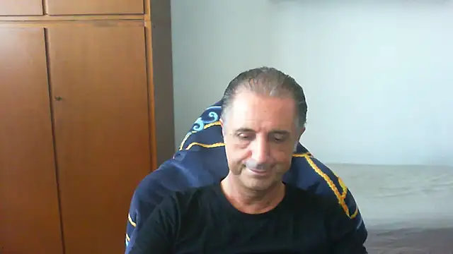 lliuk70mi stripchat live cam model