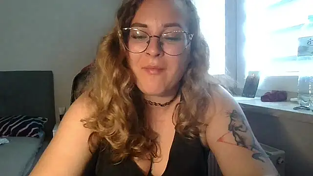 LucyTease stripchat live cam model