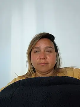 LauraReeves stripchat live cam model