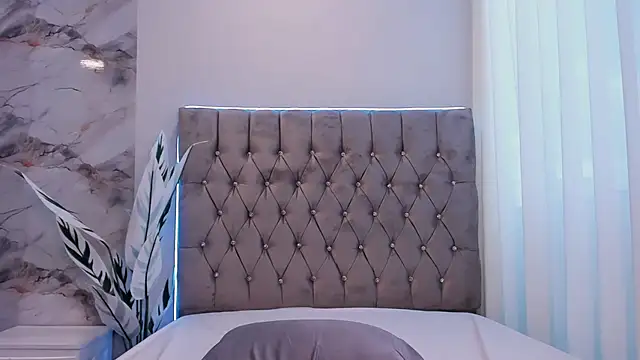 VanillaFlo stripchat live cam model
