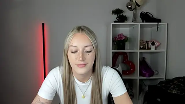 EvelynBlond stripchat live cam model