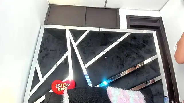 Coralhtx stripchat live cam model