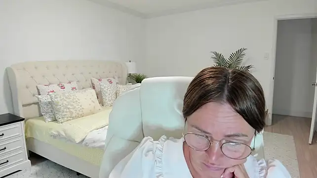 Vika73 stripchat live cam model