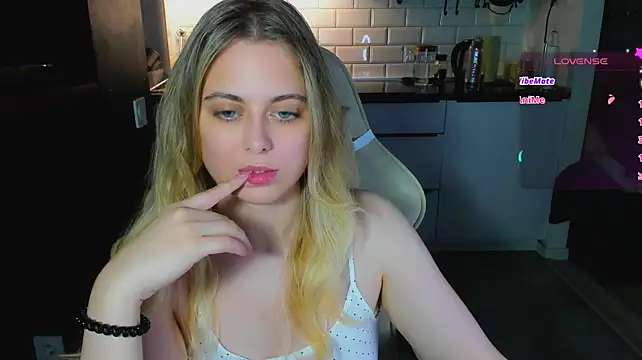 blonde_kellyy stripchat live cam model