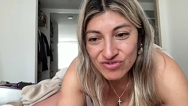 LunaBeya stripchat live cam model
