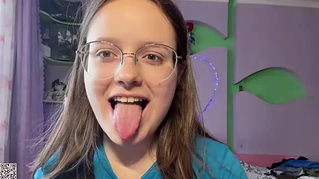 RoseLyyn stripchat live cam model