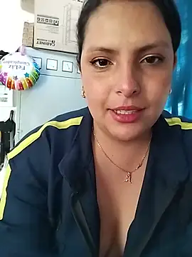 YINNA__24 stripchat live cam model