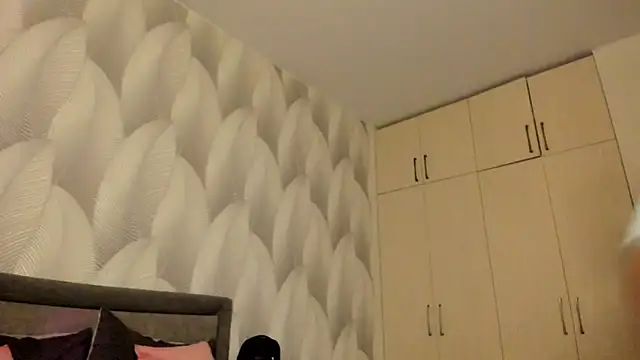 Bambiii_bby stripchat live cam model