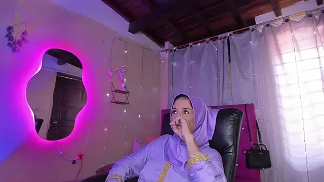 AmiraSaadi stripchat live cam model