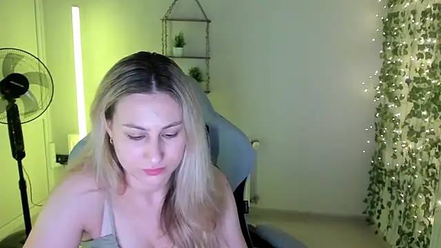 MissLunariaa stripchat live cam model