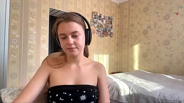 Iamnotatrouble stripchat live cam model