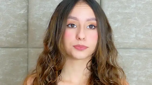 Sarah-Grace stripchat live cam model
