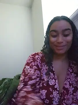 cinnaminnie stripchat live cam model