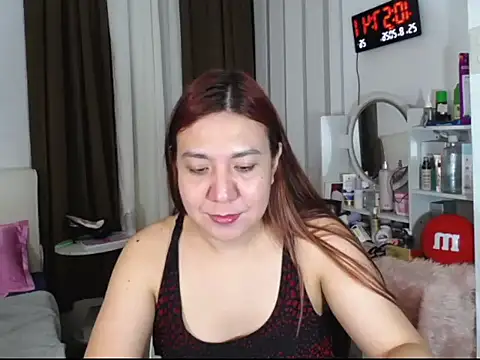 stellahugeX stripchat live cam model