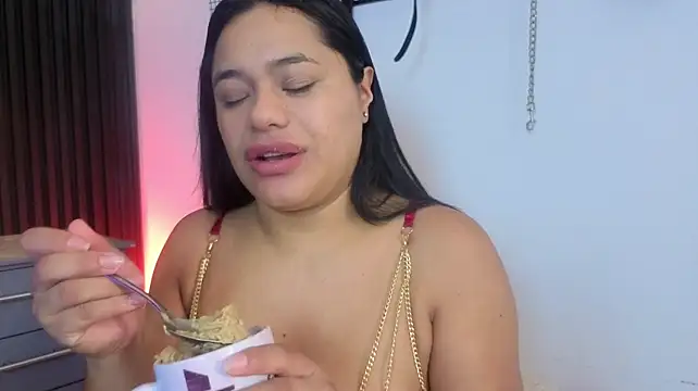 Issafoxx stripchat live cam model