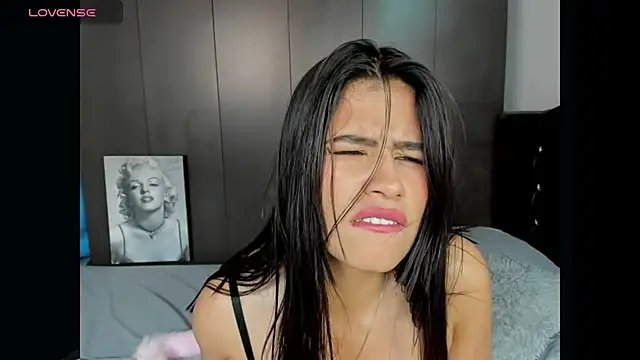 LatinaQueen23 stripchat live cam model