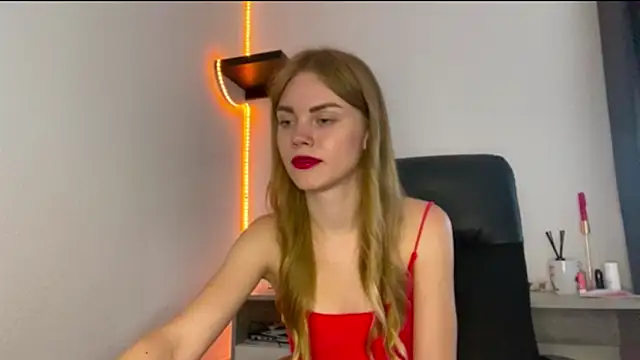 SunnyStrike stripchat live cam model