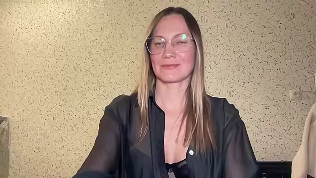 Feyoraa stripchat live cam model