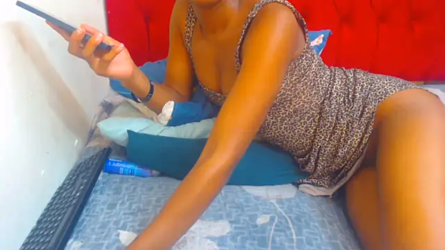 VELVETSEXYCHEECK stripchat live cam model