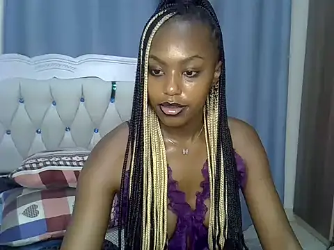 Petitedolliey stripchat live cam model
