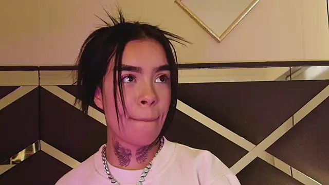 Bratz_x stripchat live cam model