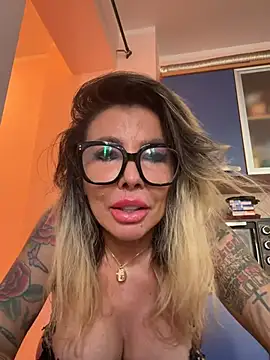 Chloebellami stripchat live cam model