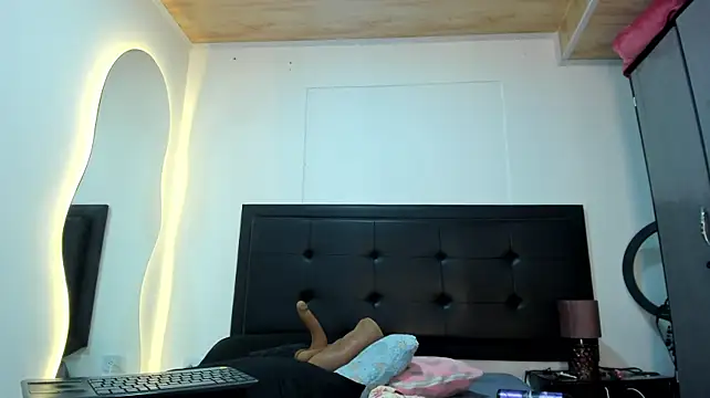 BustyGlow stripchat live cam model