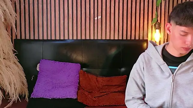 heyy_noah11 stripchat live cam model