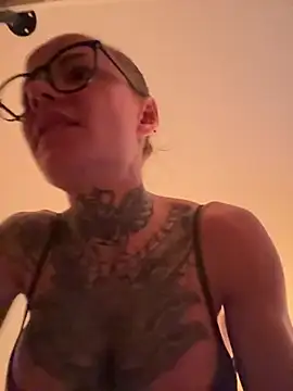 SkinnyLilly stripchat live cam model