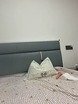 Muscle-guy-VS-slut stripchat live cam model