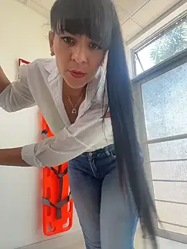LuxeBrunetteXXX stripchat live cam model