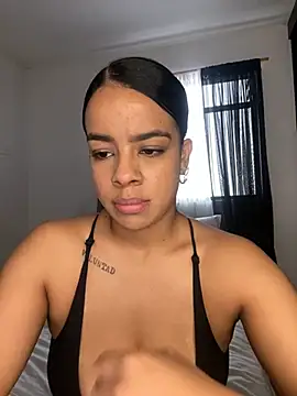 trianawhite stripchat live cam model