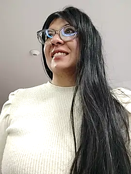 aisha_latina stripchat live cam model