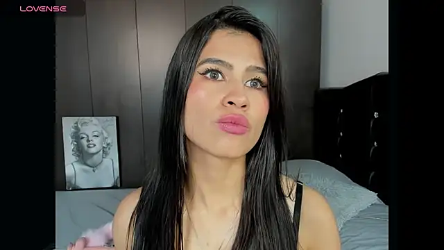 LatinaQueen23 stripchat live cam model