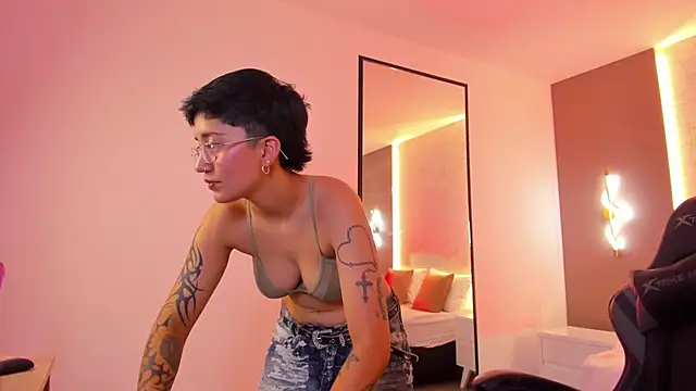 nelly_swan stripchat live cam model