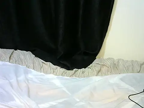 CurvyYolanda stripchat live cam model