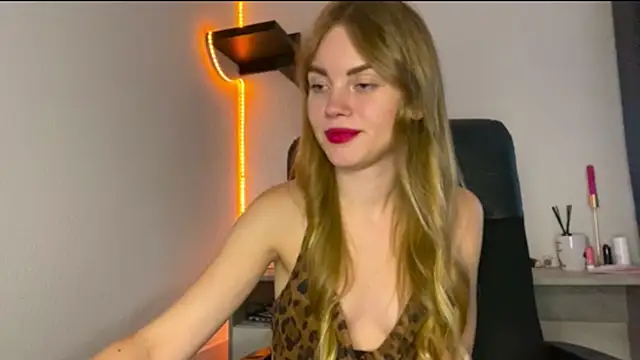 SunnyStrike stripchat live cam model